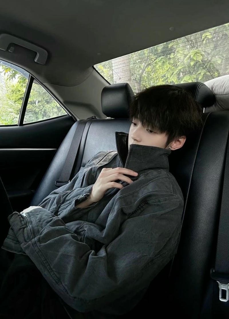 Chàng trai cúi nhẹ che mặt giữa không gian rộng