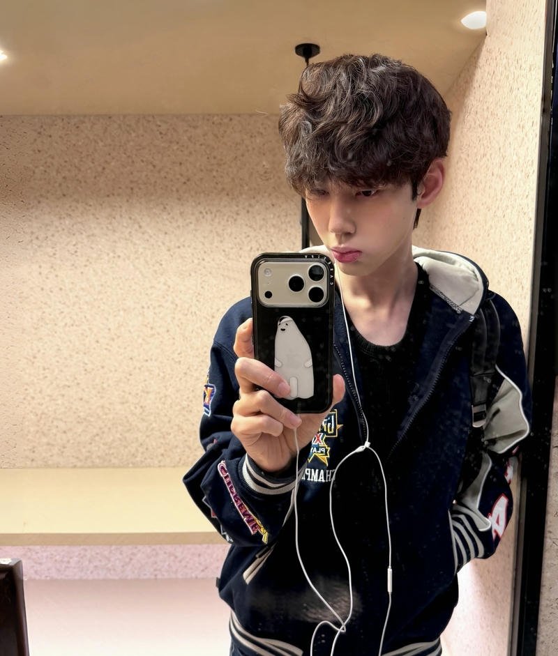 Chàng trai cười hiền với phong cách dễ thương