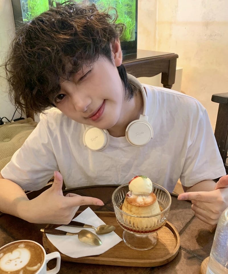 Chàng trai cười ngại ngùng kiểu ảnh trai đẹp cute