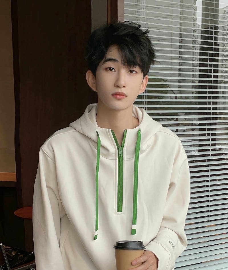 Chàng trai cười tươi phong cách trai đẹp dễ thương