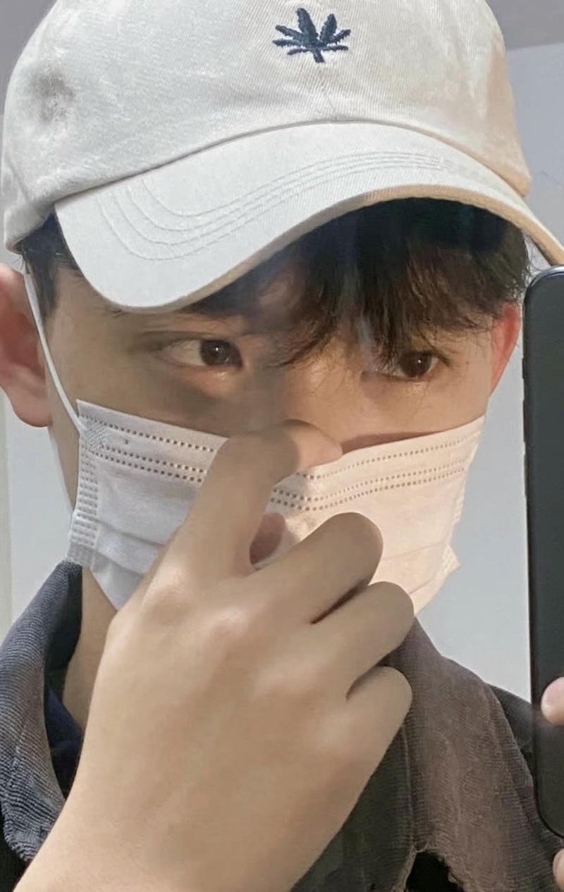 Chàng trai đội mũ lưỡi trai chụp ảnh che mặt ngầu