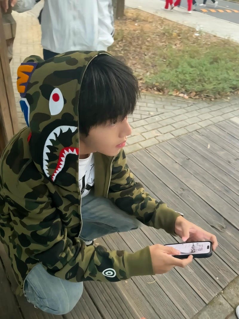 Chàng trai đưa tay lên che ánh nhìn phía trước