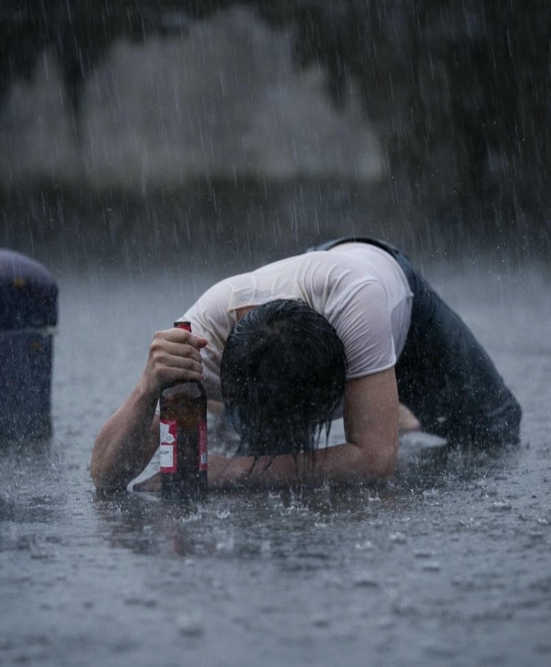 Chàng trai đứng dưới trời mưa mang tâm trạng buồn cô đơn