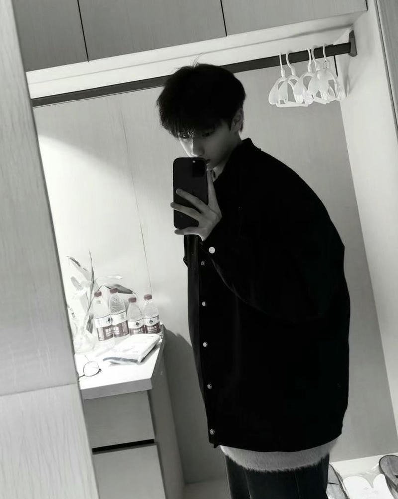 Chàng trai đứng nghiêng giấu mặt trước ống kính