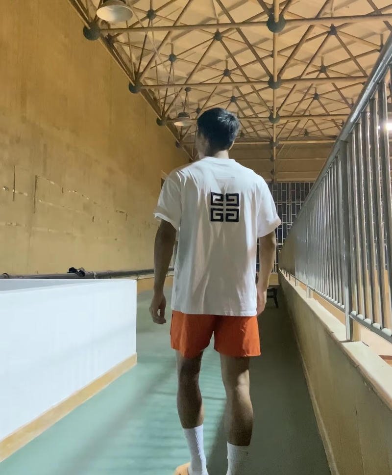 Chàng trai đứng quay lưng trước căn phòng