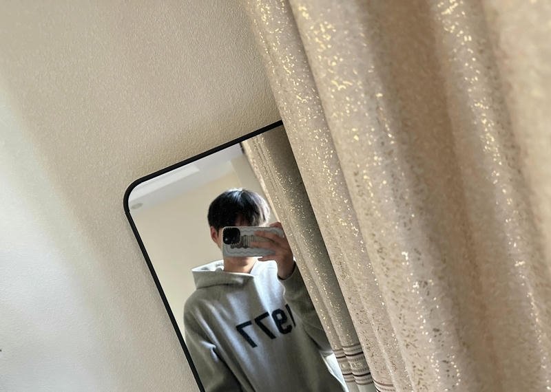 Chàng trai đứng trước gương phong cách che mặt cực ngầu