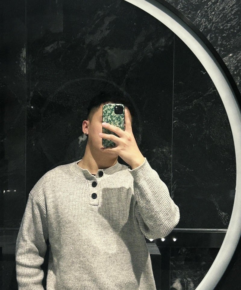 Chàng trai đứng trước gương với ảnh nam đẹp trai che mặt