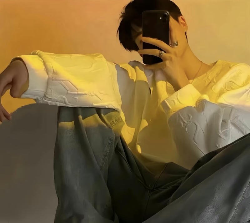 Chàng trai giấu mặt sau điện thoại cực chất