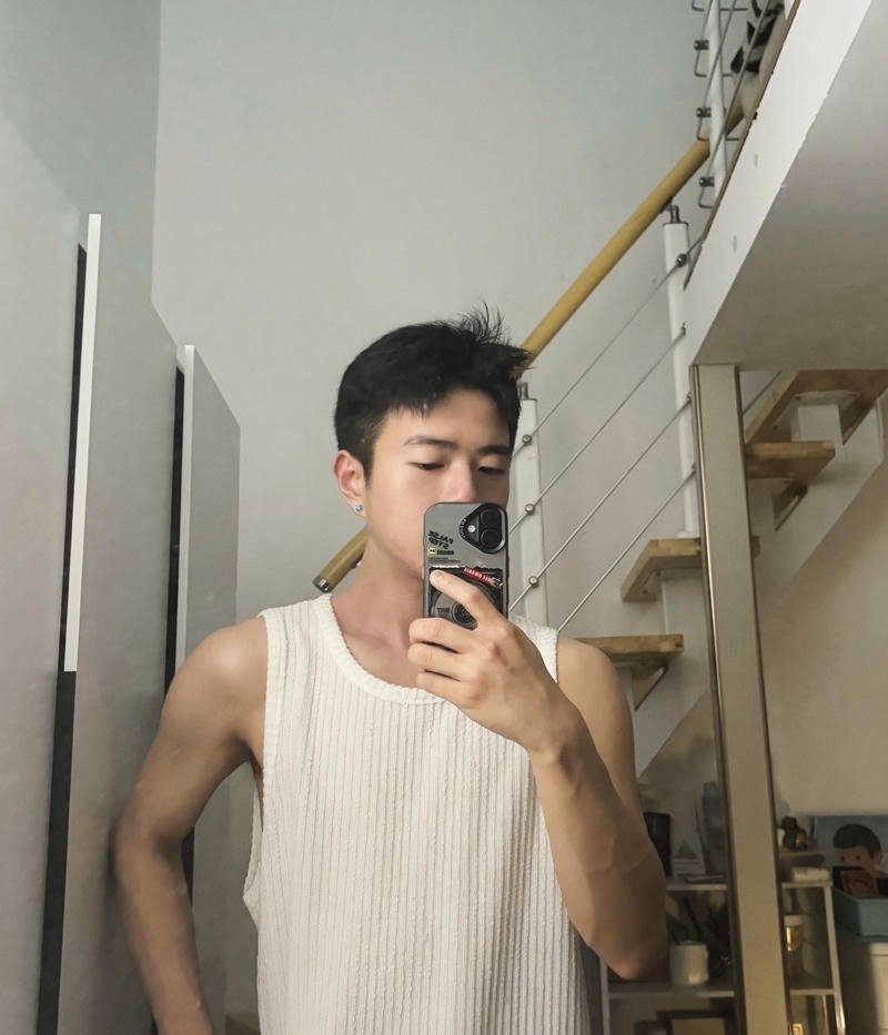 Chàng trai giấu mặt sau điện thoại phong cách lạnh lùng