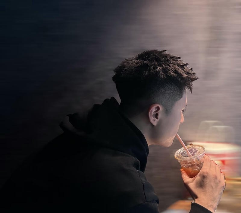 Chàng trai hoodie bí ẩn kiểu ảnh nam đẹp trai che mặt