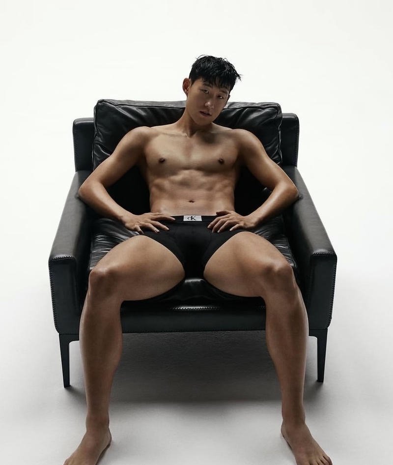 Chàng trai khoe cơ bụng săn chắc trong ảnh trai đẹp 6 múi