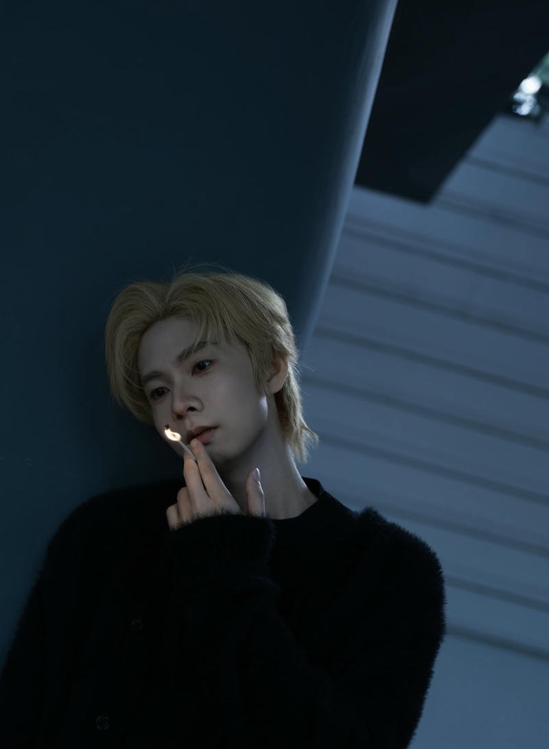 Chàng trai lặng im bên khung cửa với cảm xúc ảnh buồn nam