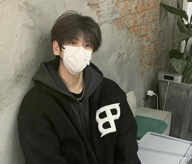 Chàng trai mặc áo đen kiểu ảnh trai đẹp che mặt