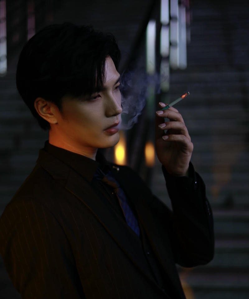 Chàng trai mặc áo đen sad boy ngầu lạnh lùng