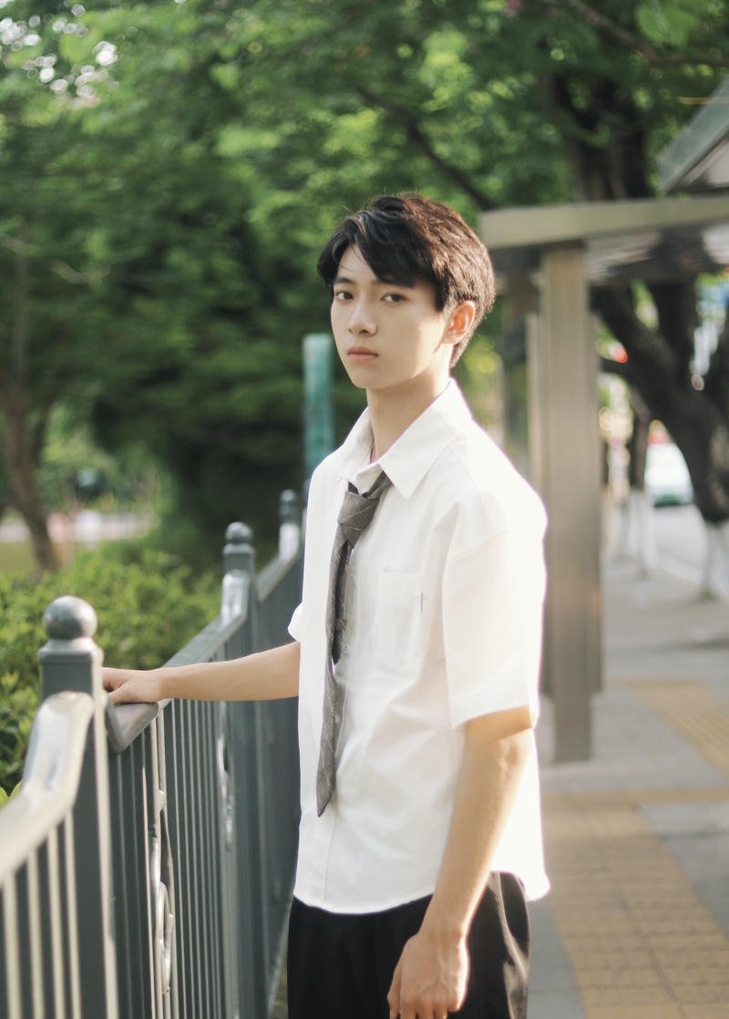 Chàng trai mặc thời trang hiện đại trong ảnh trai đẹp 2k8