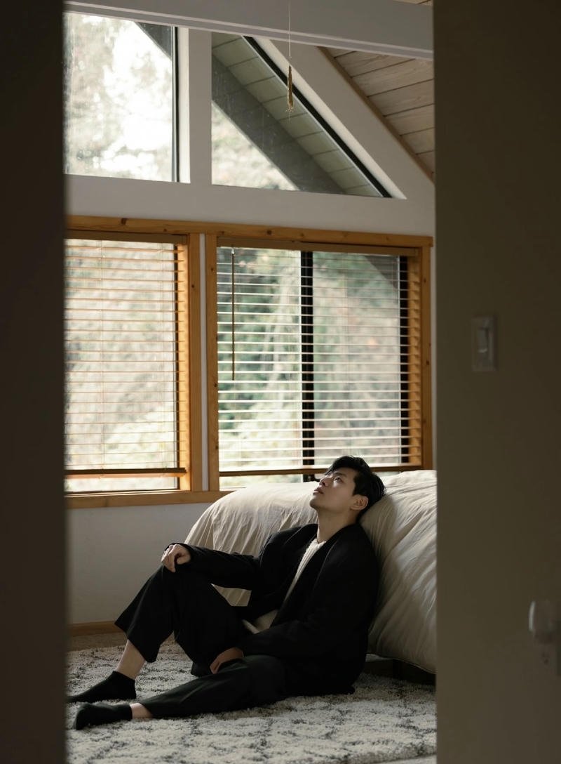 Chàng trai ngồi lặng im trong căn phòng đầy suy nghĩ