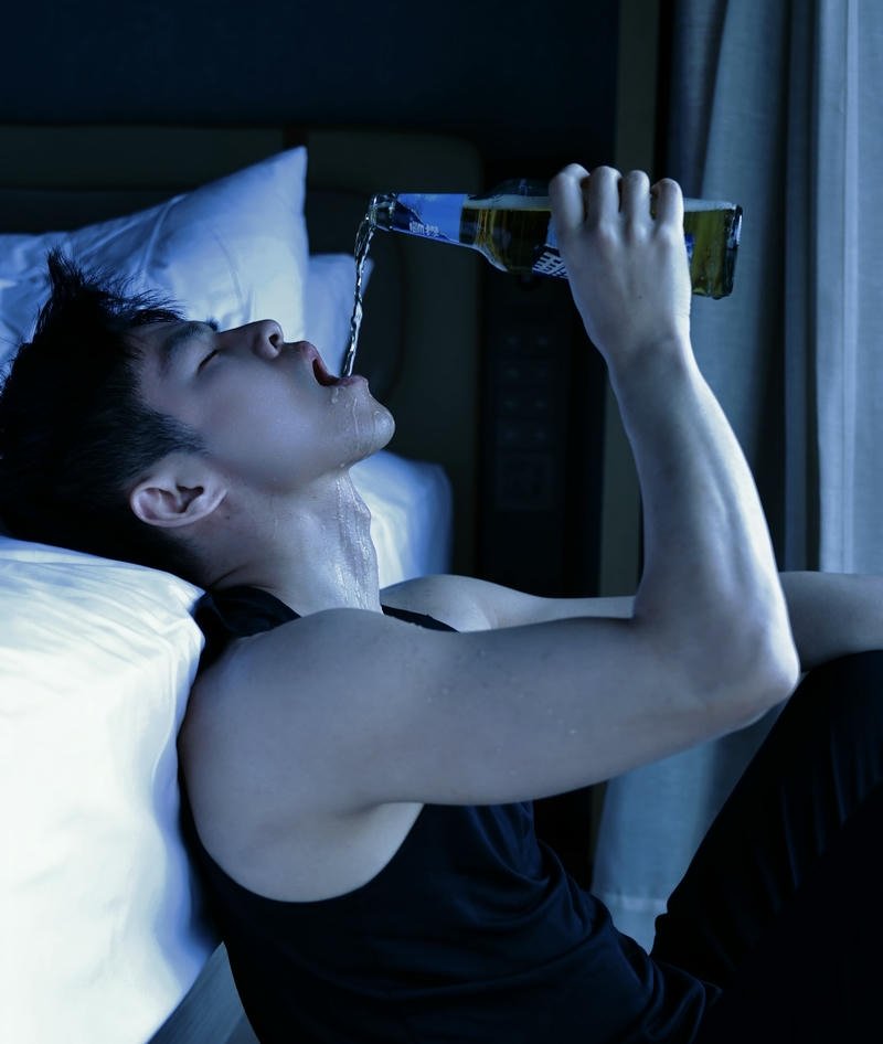 Chàng trai ngồi uống rượu thể hiện rõ hình ảnh tâm trạng con trai