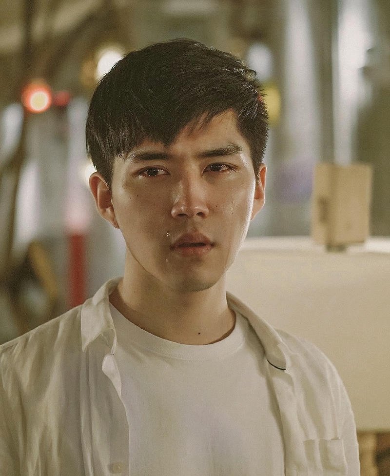 Chàng trai nhìn xa xăm giữa không gian chiều muộn buồn