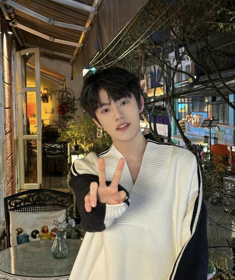 Chàng trai phong cách đơn giản nhưng rất cuốn hút