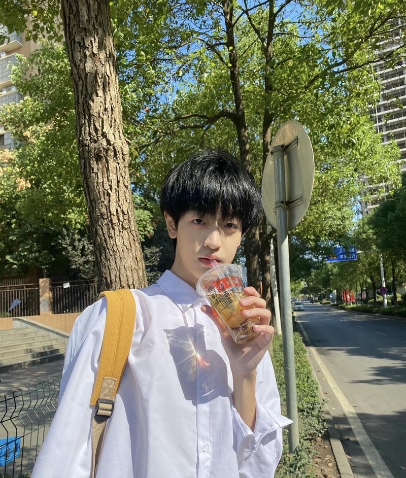 Chàng trai phong cách học sinh gương mặt đẹp cute