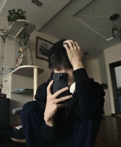 Chàng trai phong cách nam đẹp trai bí ẩn kiểu che mặt