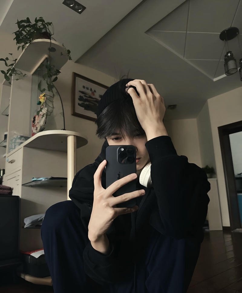 Chàng trai phong cách nam đẹp trai bí ẩn kiểu che mặt