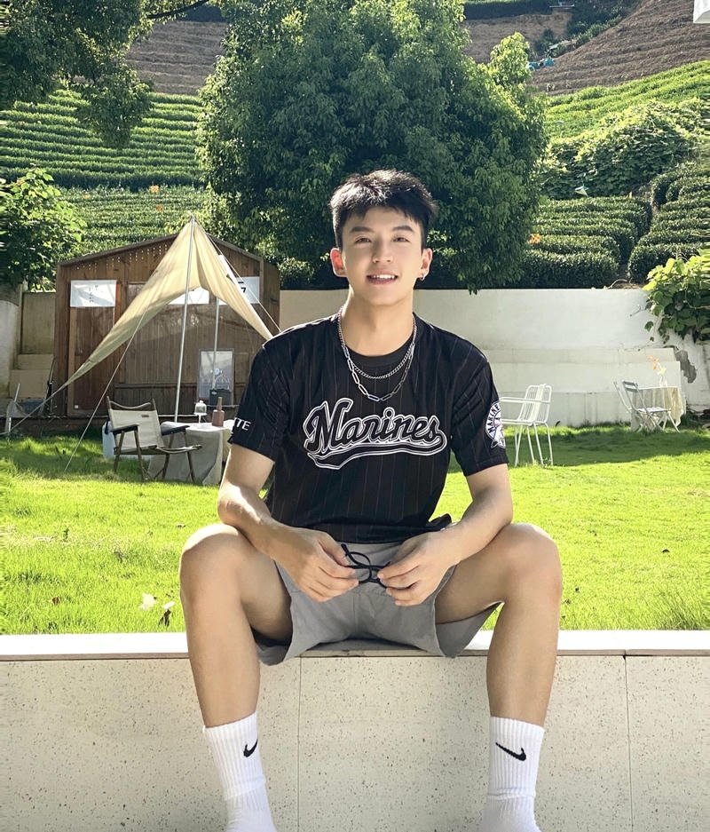 Chàng trai phong cách năng động trong ảnh trai đẹp 2k8 đẹp