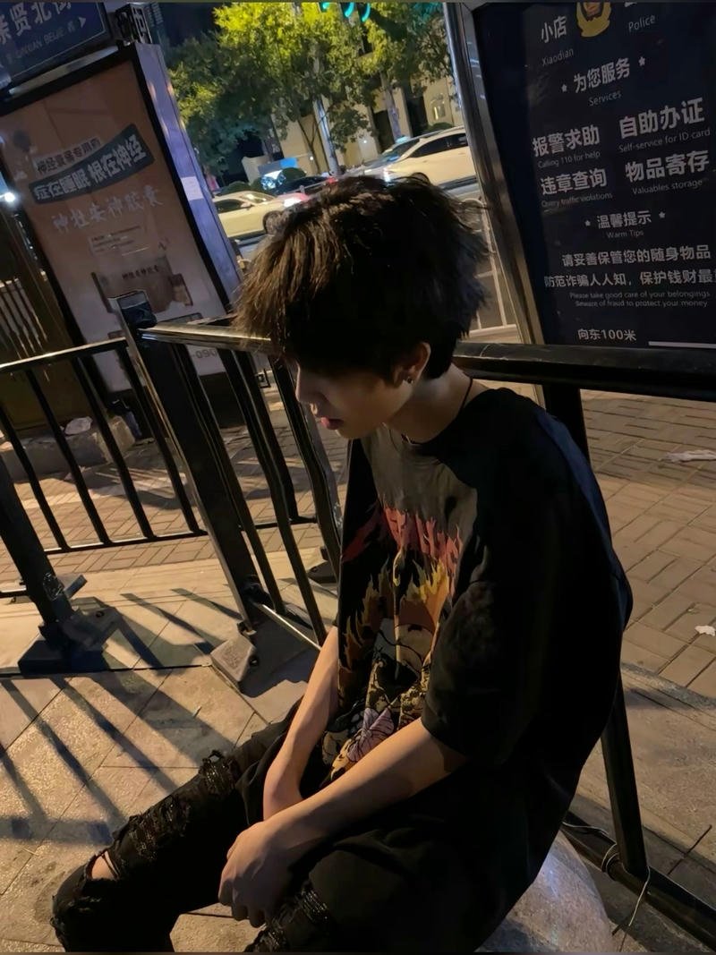 Chàng trai quay đầu che mặt trong không gian mở