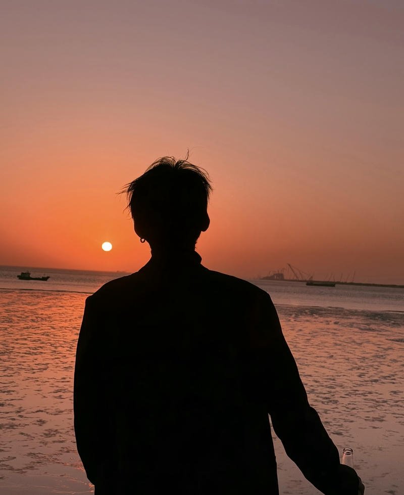 Chàng trai quay lưng giữa hoàng hôn mang nhiều suy nghĩ