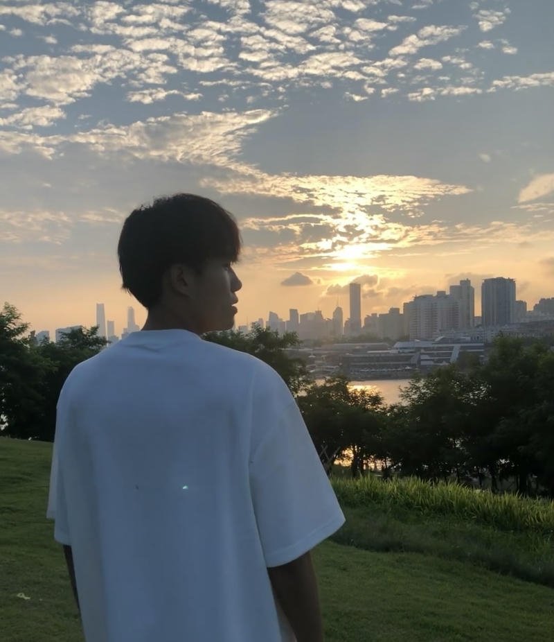 Chàng trai quay lưng nhìn trời hoàng hôn