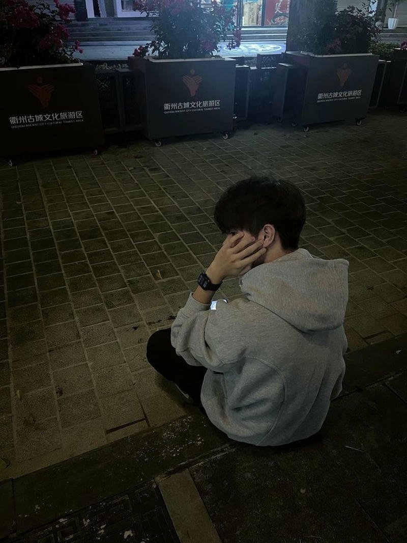 Chàng trai quay nhẹ che mặt trong khung cảnh sáng