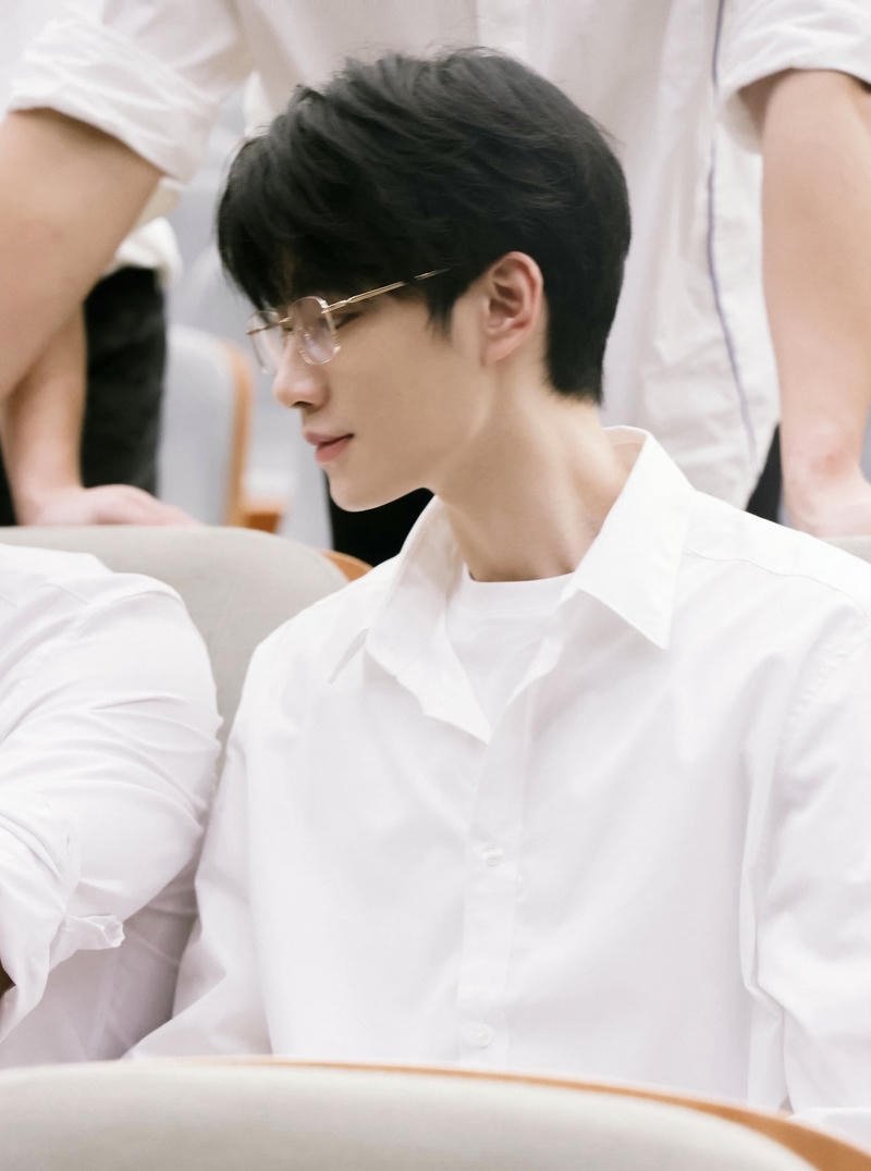 Chàng trai tạo dáng đơn giản trong ảnh trai đẹp 2k8