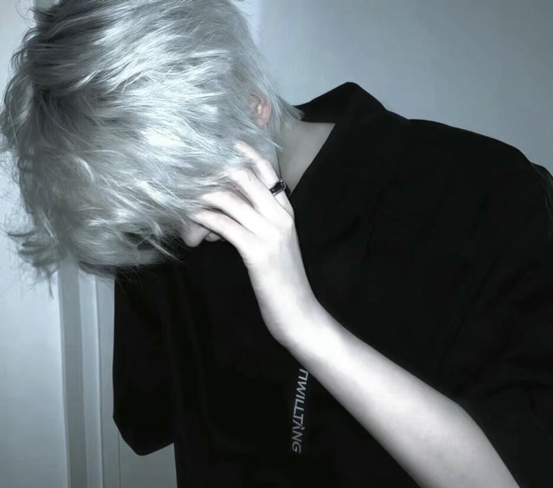 Chàng trai tóc rối đưa tay che mặt phong cách ngầu