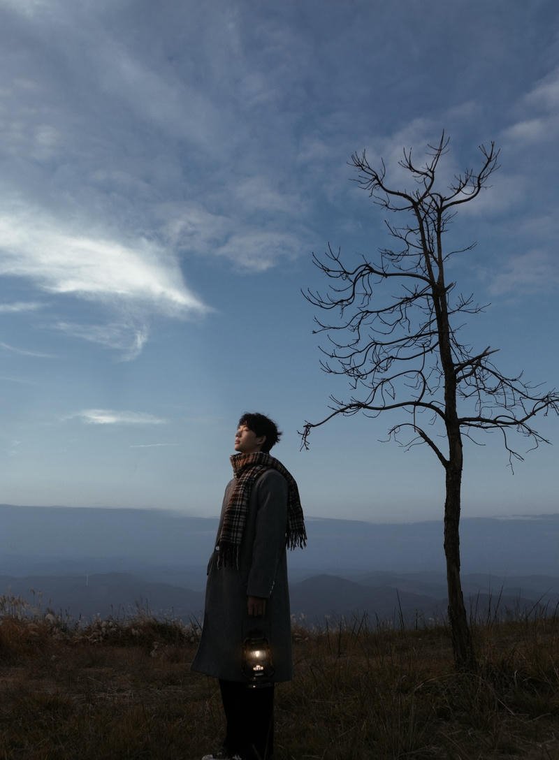Chàng trai trầm tư giữa bầu trời xám tạo cảm giác ảnh buồn nam