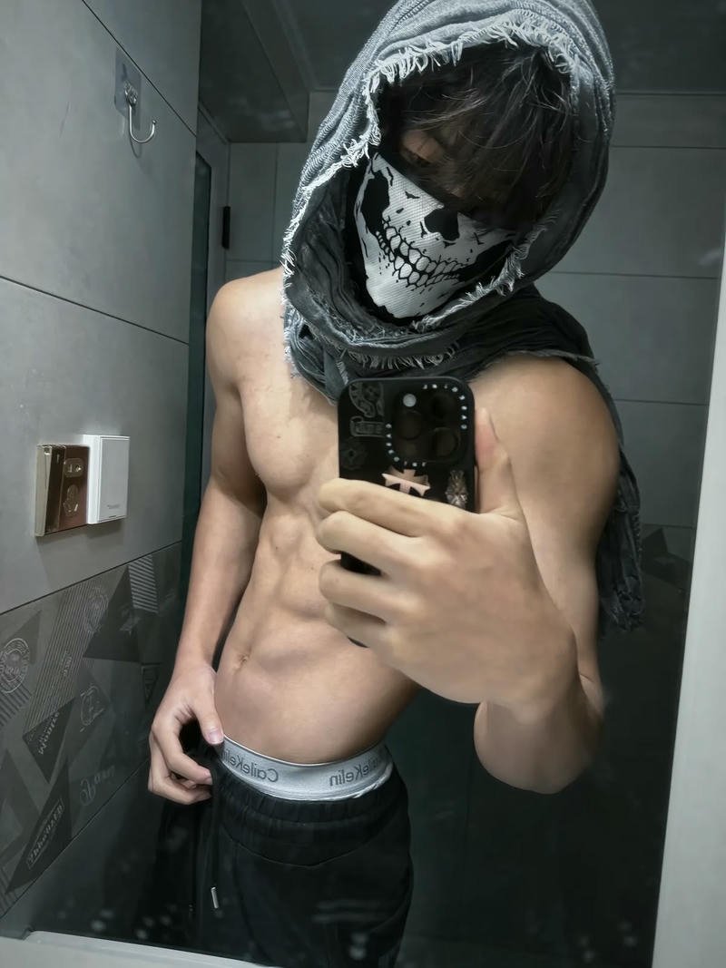 Chàng trai vạm vỡ trong hình ảnh 6 múi che mặt