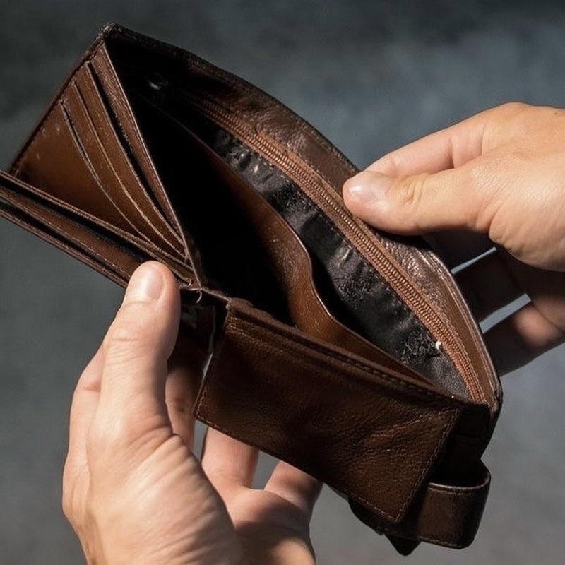 Chiếc bóp không còn gì tạo nên ví rỗng meme vui nhộn