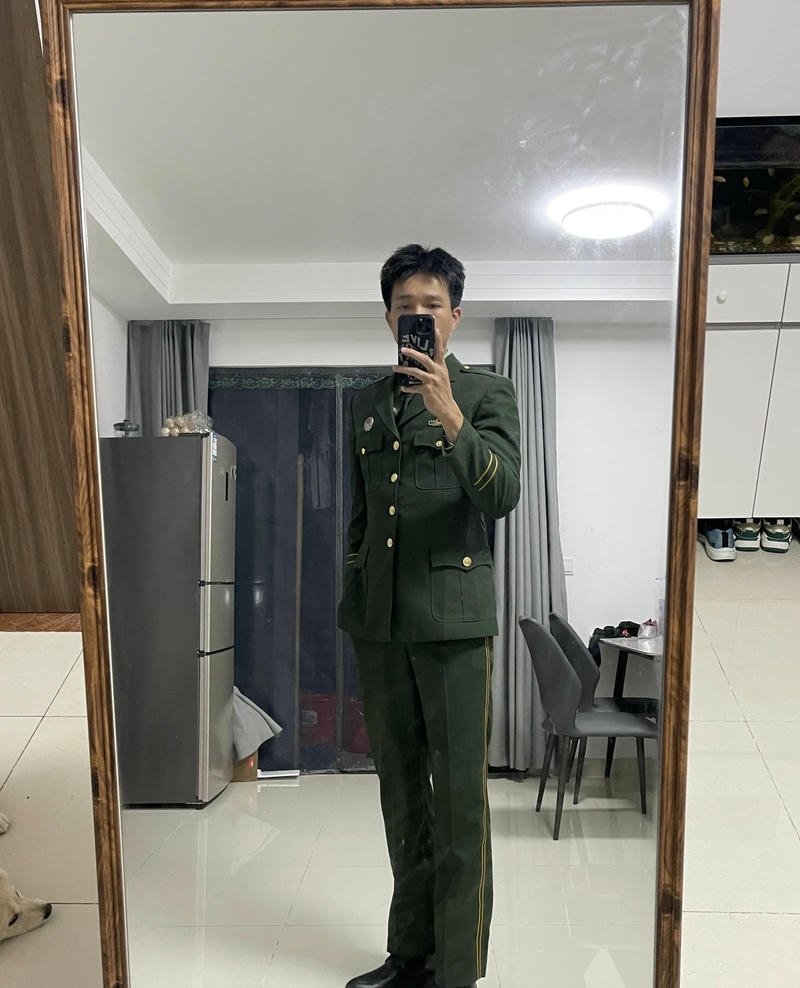 Chiến sĩ trẻ với dáng đứng nghiêm trang cuốn hút