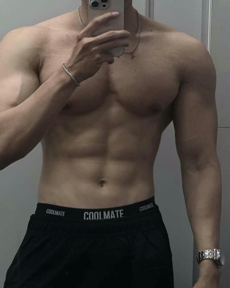 Chụp cận cảnh cơ bụng rõ nét khi che mặt