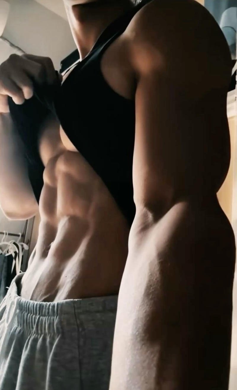 Chụp cận cảnh cơ bụng săn chắc che mặt cá tính