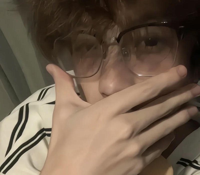 Chụp cận gương mặt tay che ảnh trai đẹp che mặt