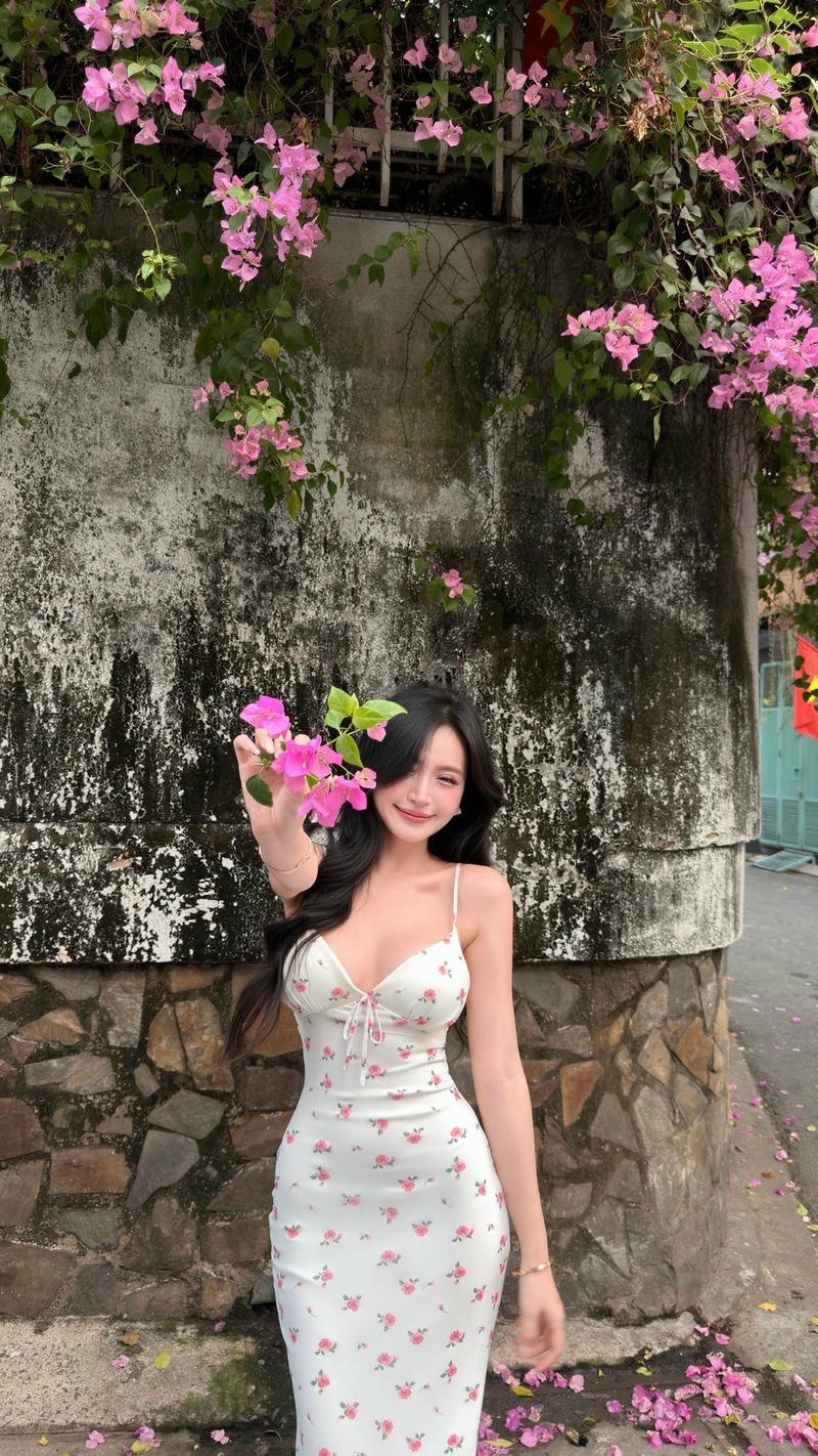 Cô gái Việt Nam trẻ trung với nụ cười tươi