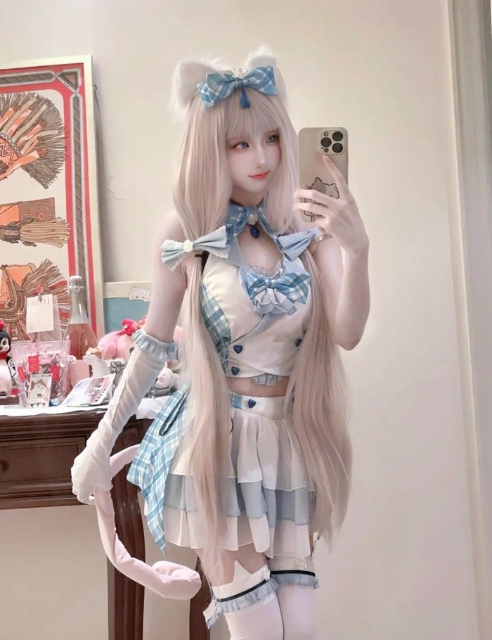 Cô gái hóa thân mèo với phụ kiện tai mèo nổi bật