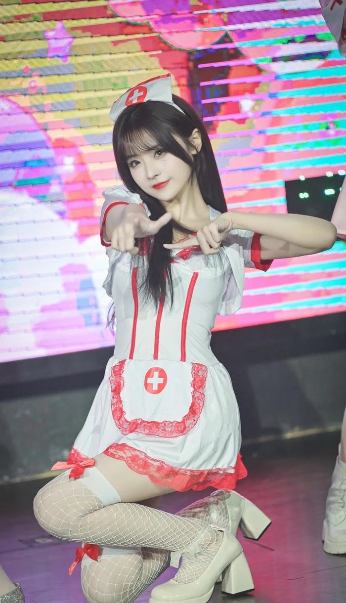 Cô gái hóa thân y tá với concept cosplay dễ thương