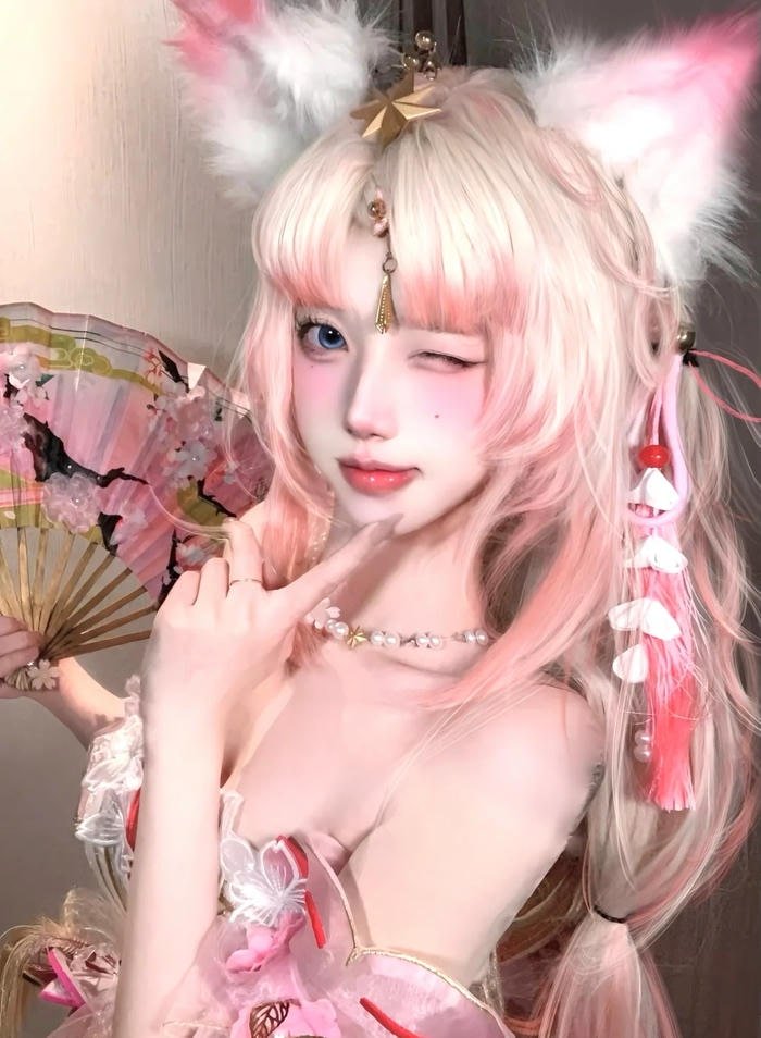 Cô nàng cosplay tai mèo với biểu cảm ngọt ngào