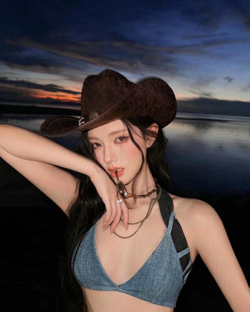 Cô nàng diện bikini với phong thái tự tin