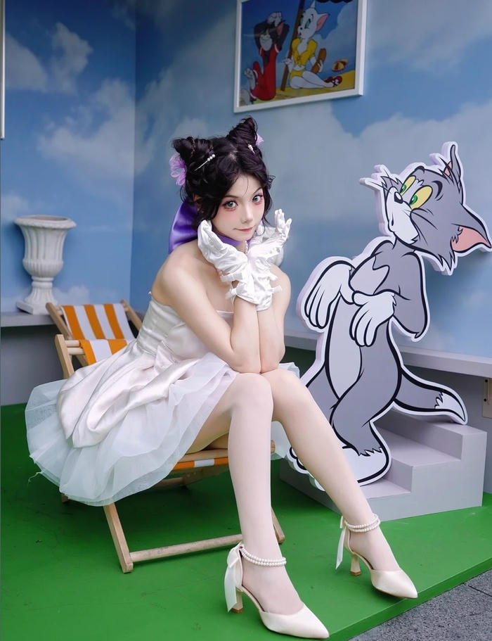 Cô nàng diện outfit mèo vẻ ngoài dễ thương