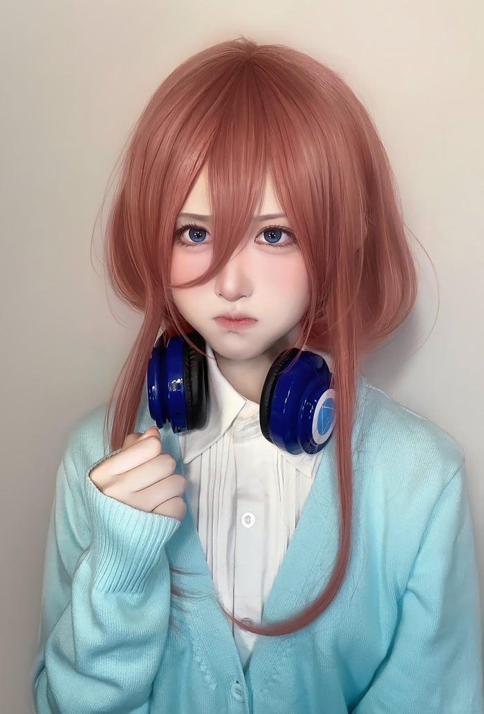 Cosplay anime nữ với biểu cảm đáng yêu cuốn hút