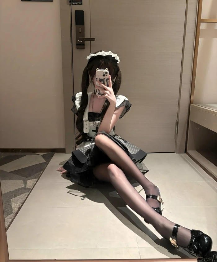 Cosplay hầu gái sexy trong concept chụp indoor