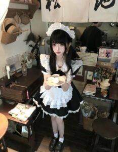 Cosplay hầu gái với thần thái tự tin rõ nét