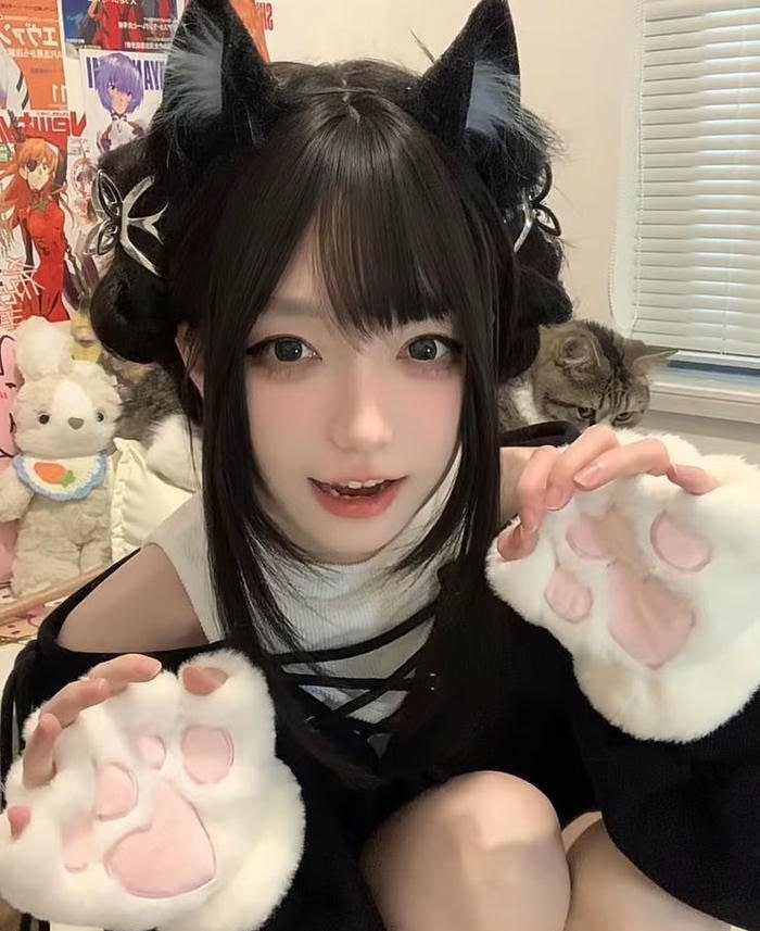 Cosplay mèo đen với outfit tai mèo cá tính